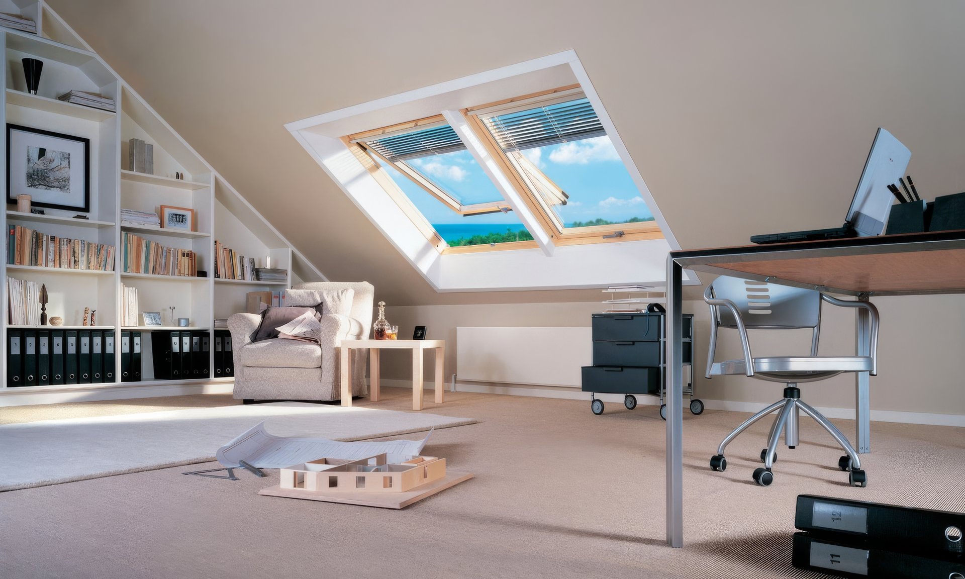 חלונות גג רעפים — VELUX ודומיהן